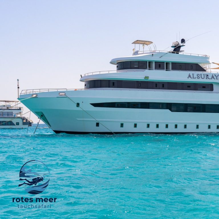 Luxusyacht im klaren blauen Wasser mit hellem Himmel im Hintergrund.